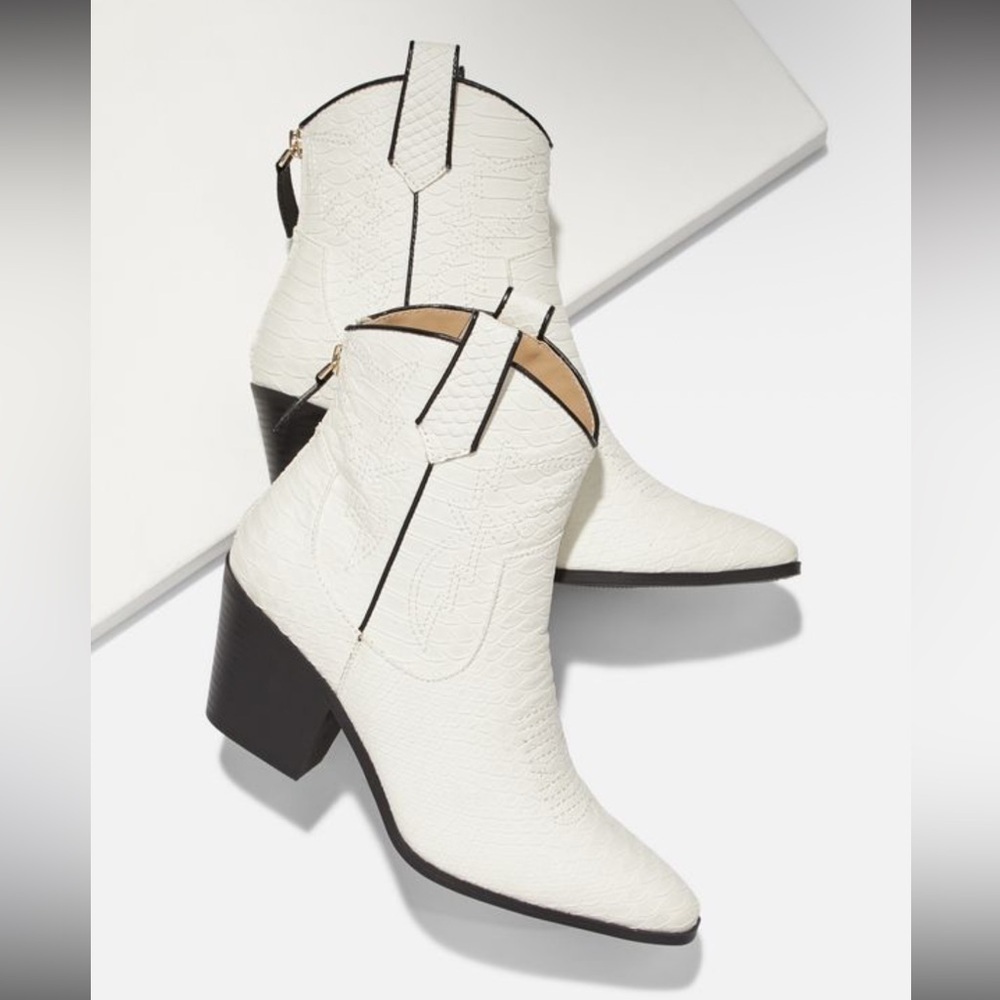 JustFab Sydney Western White Textured Ankle Boot Sz 8